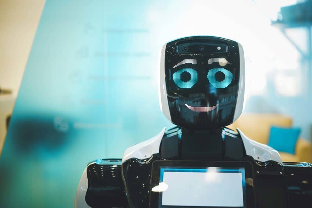 Inteligencias artificiales quitan trabajos: imagen de un robot sonriente