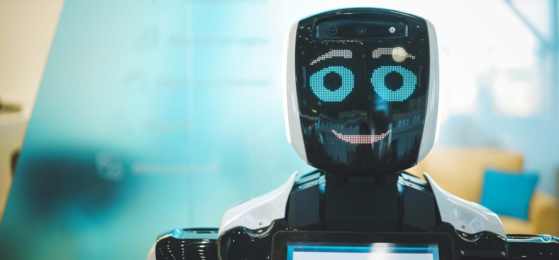 inteligencias artificiales quitan trabajos: imagen de un robot sonriente